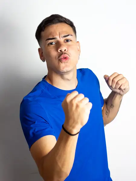 Dudu Footz fazendo pose de boxe para a câmera, com expressão de brincadeira
