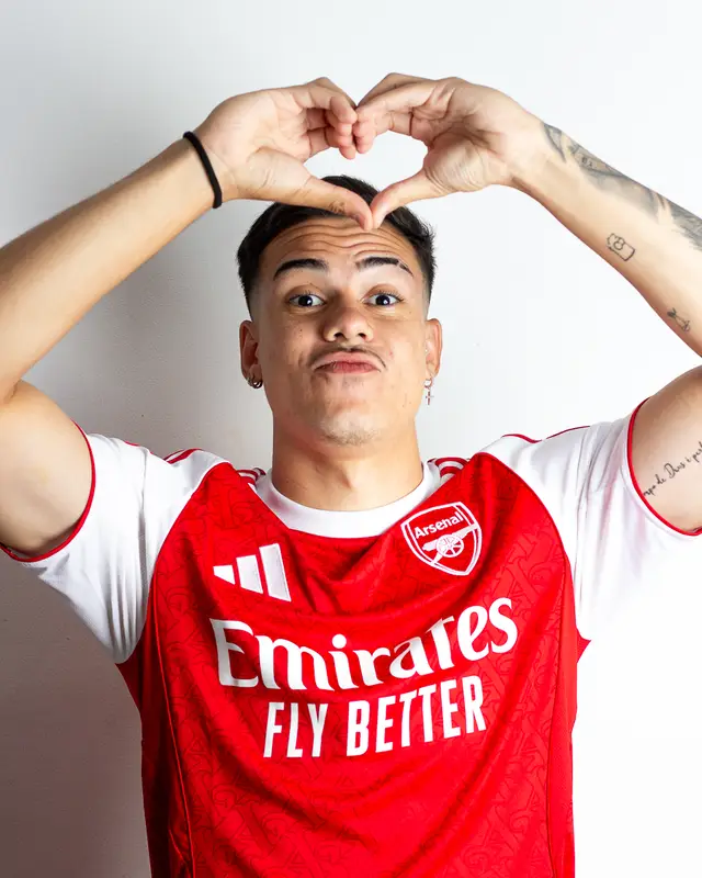 Dudu Footz fazendo coração com as mãos, vestindo a camisa do Arsenal